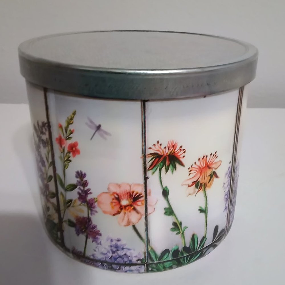 Bath and body works candle 3 wick FRESH CUT LILAC FLORAL DESIGN - Picture 3 of 5